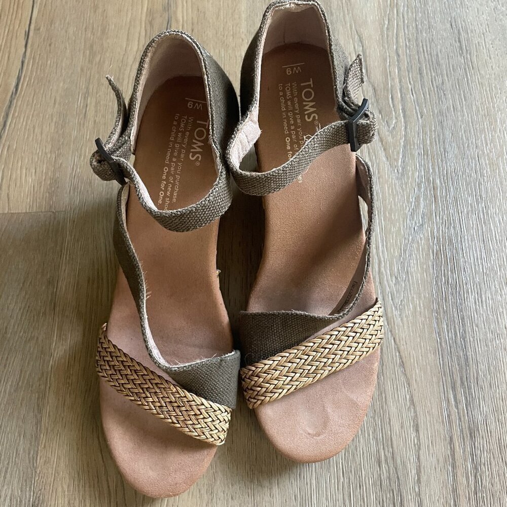 Women’s TOMS Clarissa Woven Green and Tan Wedge Heels/Sandals-Size 9 - Picture 2 of 8